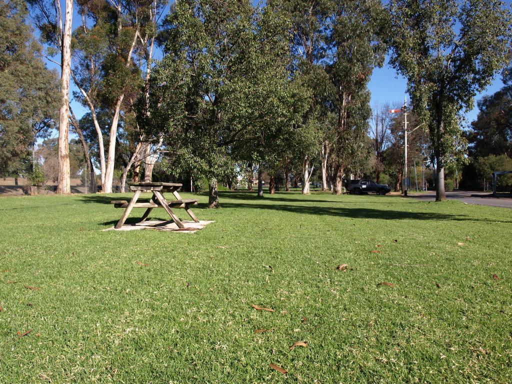 Cowra Holiday Park Екстериор снимка